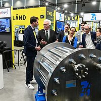 Ministerpräsident Winfried Kretschmann besucht verschiedene Aussteller auf dem Baden-Württemberg Pavillon.