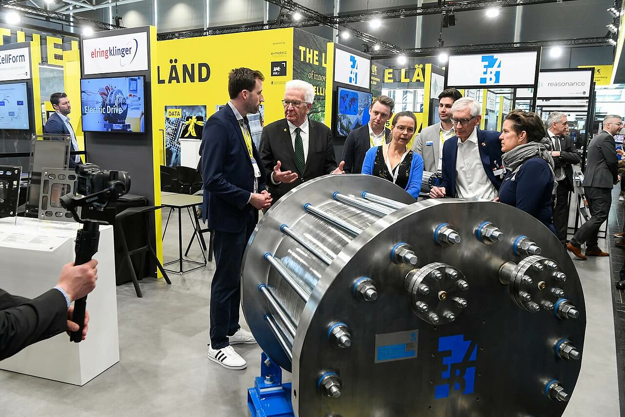 Ministerpräsident Winfried Kretschmann besucht verschiedene Aussteller auf dem Baden-Württemberg Pavillon.