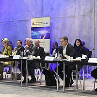 Vertreter:innen der Landesregierung, der Unternehmensleitungen, der Wissenschaft, der Arbeitnehmervertretungen und der Zivilgesellschaft besprechen bisherige Fortschritte und das weitere Vorgehen im Strategiedialog Automobilwirtschaft BW. 