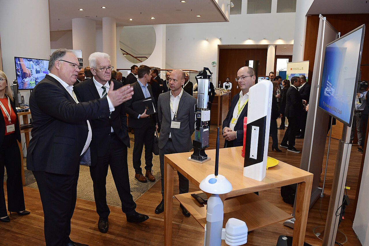 Winfried Kretschmann im Gespräch über intelligente Straßeninfrastruktur. 