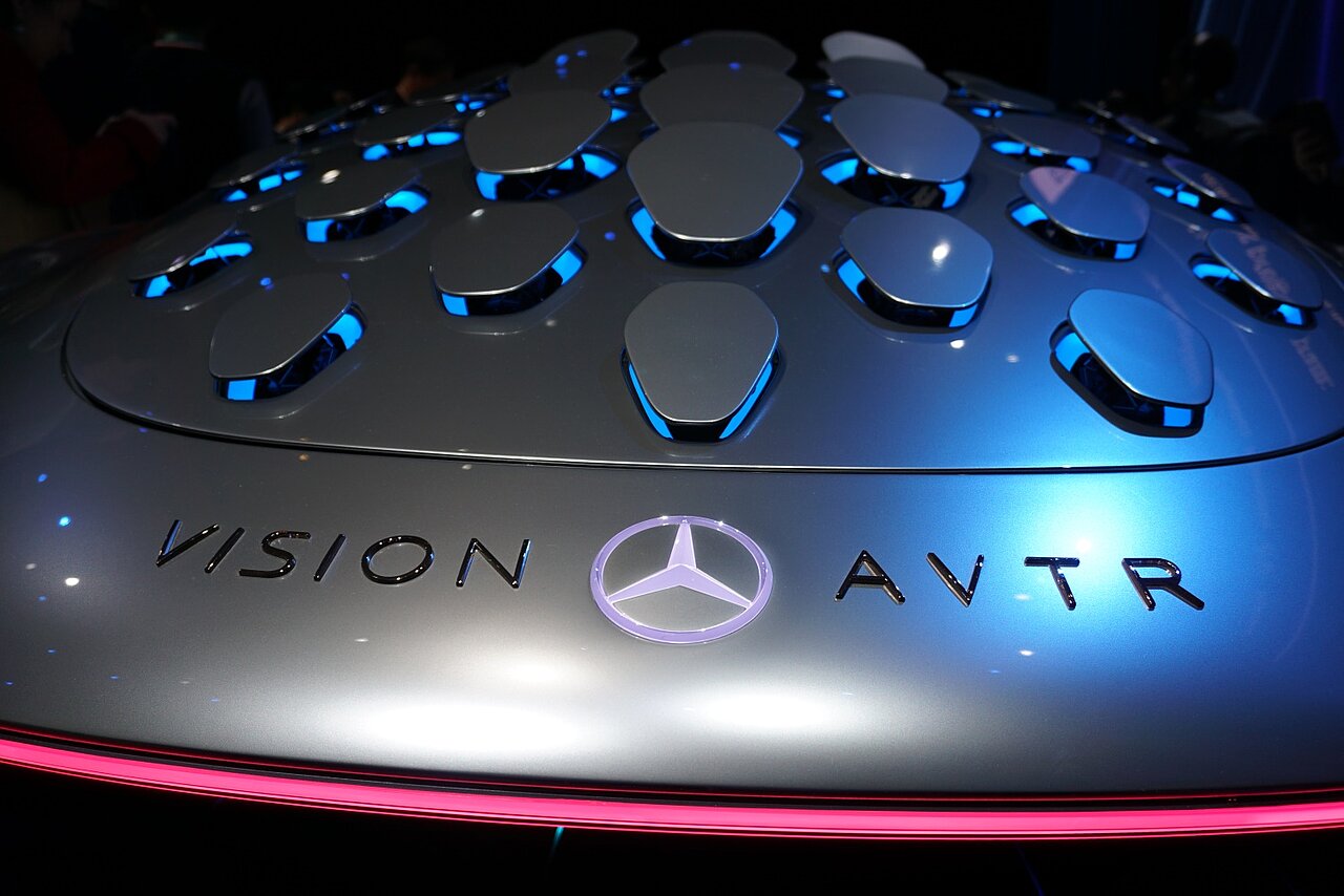 Motorhaube mit Mercedes-Stern und den Worten Mission AVTR.