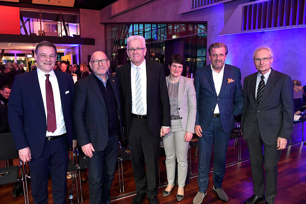 Gruppenfoto von Franz Loogen, Winfried Hermann, Winfried Kretschmann, Tanja Gönner, Dr. Stefan Wolf, Prof. Dr. Henning Kagermann.