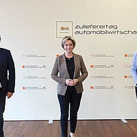 Von links nach rechts: Franz Loogen, Geschäftsführer der e-mobil BW, Dr. Nicole Hoffmeister-Kraut, Ministerin für Wirtschaft, Arbeit und Tourismus Baden-Württemberg, sowie Saskia Schüttke, e-mobil BW, eröffnen den Zuliefertag Automobilwirtschaft BW 2021. 