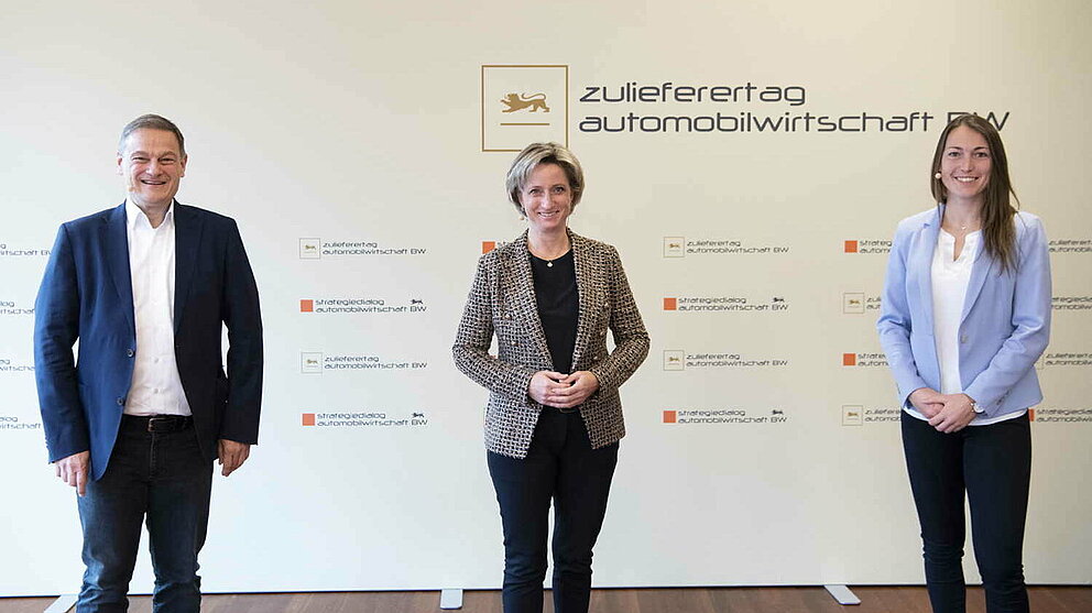Von links nach rechts: Franz Loogen, Geschäftsführer der e-mobil BW, Dr. Nicole Hoffmeister-Kraut, Ministerin für Wirtschaft, Arbeit und Tourismus Baden-Württemberg, sowie Saskia Schüttke, e-mobil BW, eröffnen den Zuliefertag Automobilwirtschaft BW 2021. 