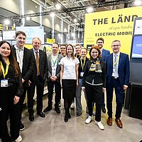 Gruppenfoto mit Wissenschaftsministerin Petra Olschowski und Austellern am baden-württembergischen Gemeinschaftsstand.