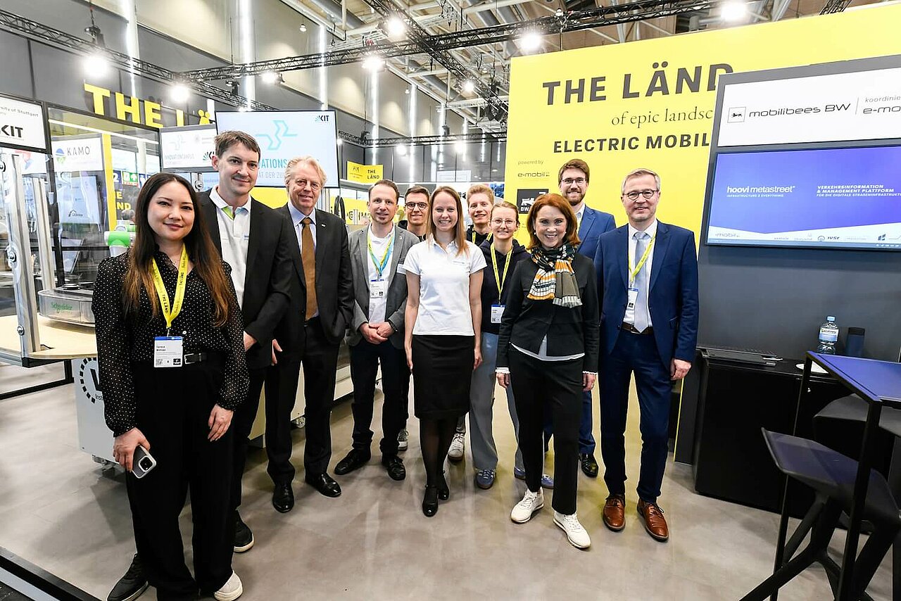 Gruppenfoto mit Wissenschaftsministerin Petra Olschowski und Austellern am baden-württembergischen Gemeinschaftsstand.