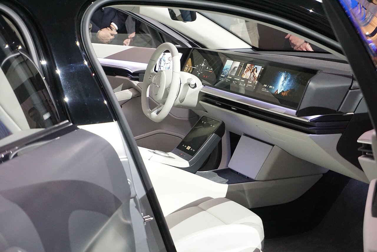 Blick in das Fahrzeuginnere, genauer auf Cockpit und Fahrersitz des Elektroautos.