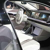 Blick in das Fahrzeuginnere, genauer auf Cockpit und Fahrersitz des Elektroautos.