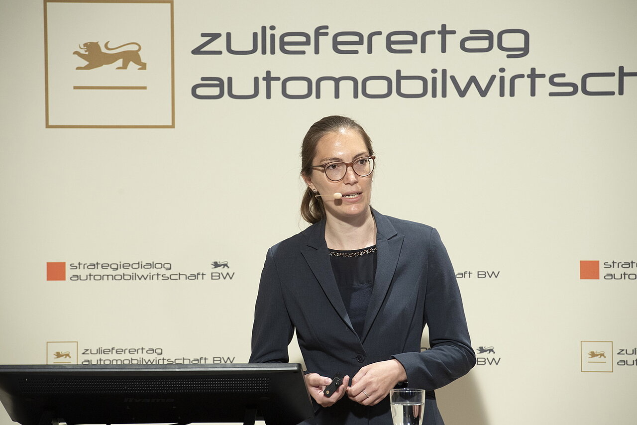 Janna Hofmann, Karlsruher Institut für Technologie, steht auf einer Bühne und spricht zu Fit4E.