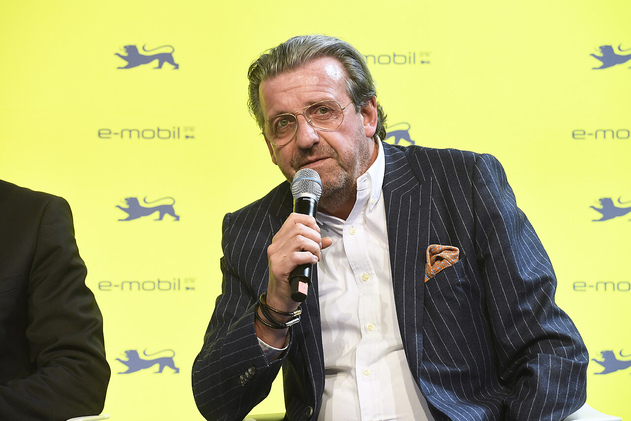 Dr. Stefan Wolf, Vorsitzender des Vorstands der ElringKlinger AG spricht in ein Mikrofon auf dem Podium.