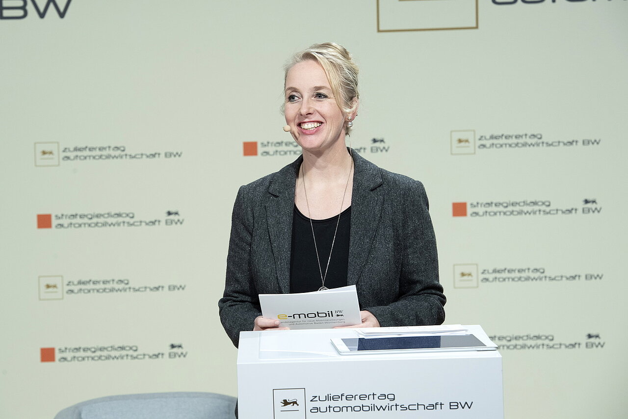 Isabell Knüttgen, Pressesprecherin der e-mobil BW GmbH, moderiert den Livestream.