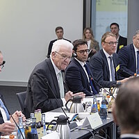Bundeskanzler Friedrich Merz, Ministerpräsident Winfried Kretschmann, Stéphane Séjourné, Jörg Krauss und Franz Loogen beim Top-Level-Meeting des Strategiedialog Automobilwirtschaft in Stuttgart.