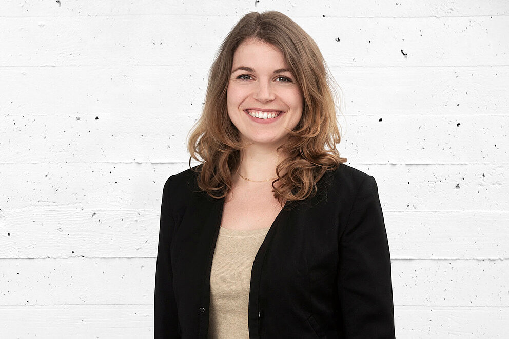 Cara Schwark-Fiedler Portrait von Cara Schwark-Fiedler, Mitarbeiterin bei e-mobil BW.