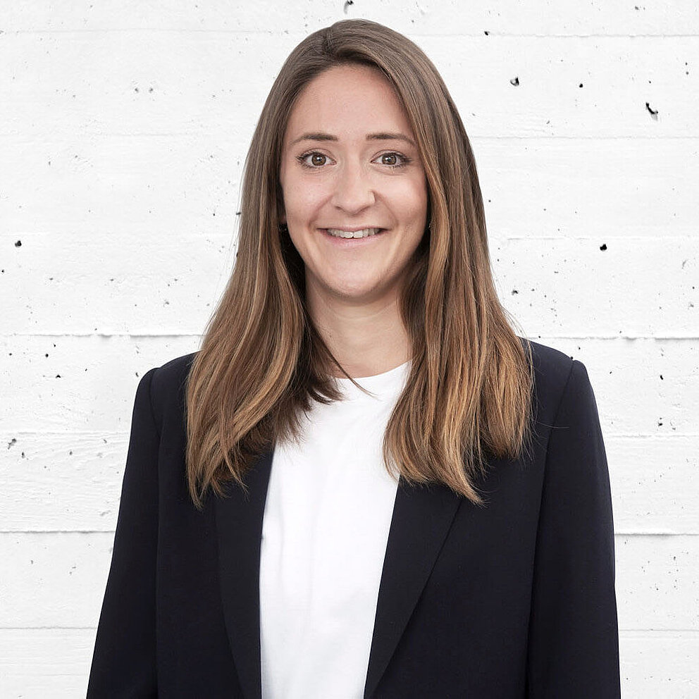 Portrait von Lena Müller, Mitarbeiterin bei e-mobil BW.