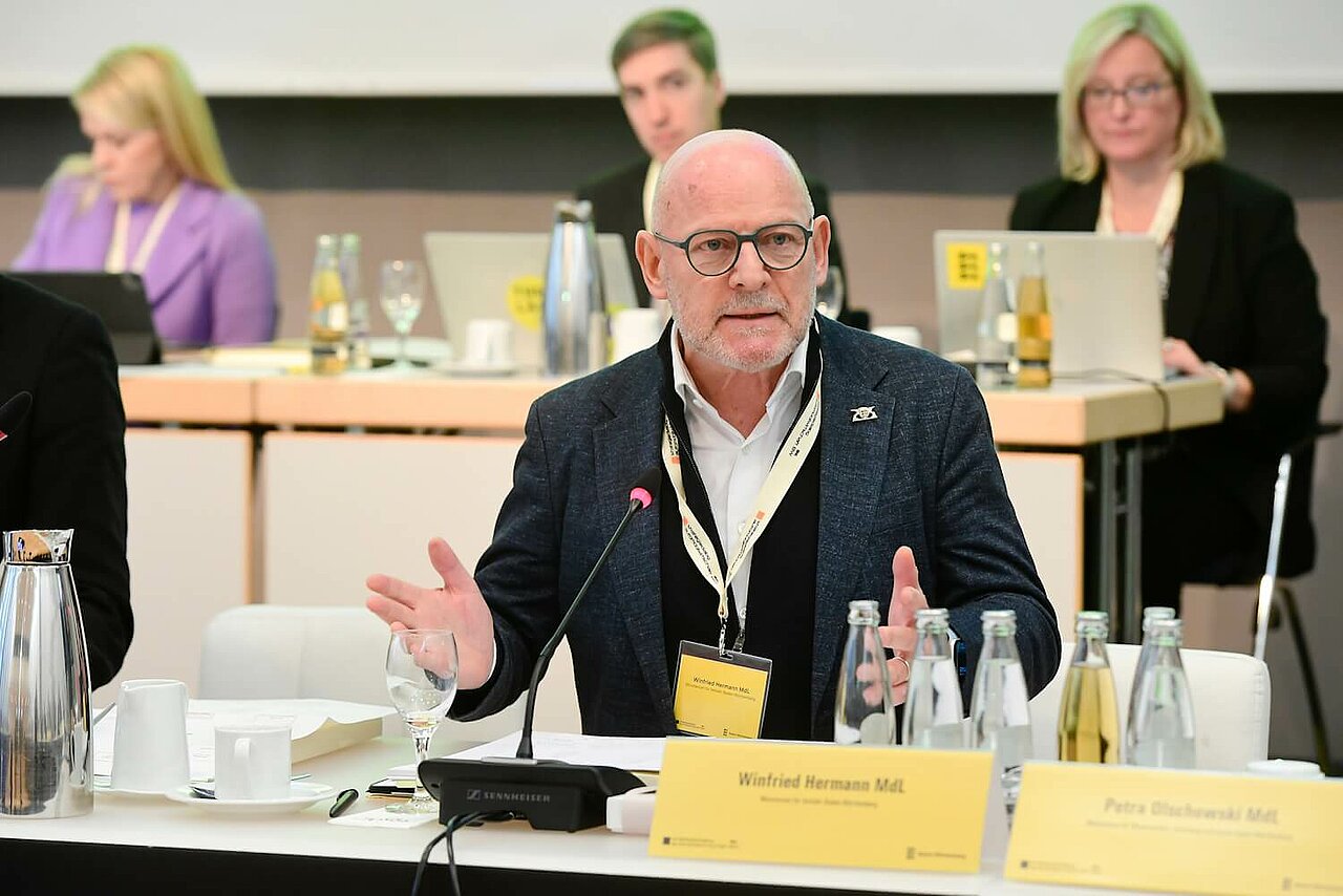 Verkehrsminister Winfried Hermann spricht bei einer Veranstaltung.