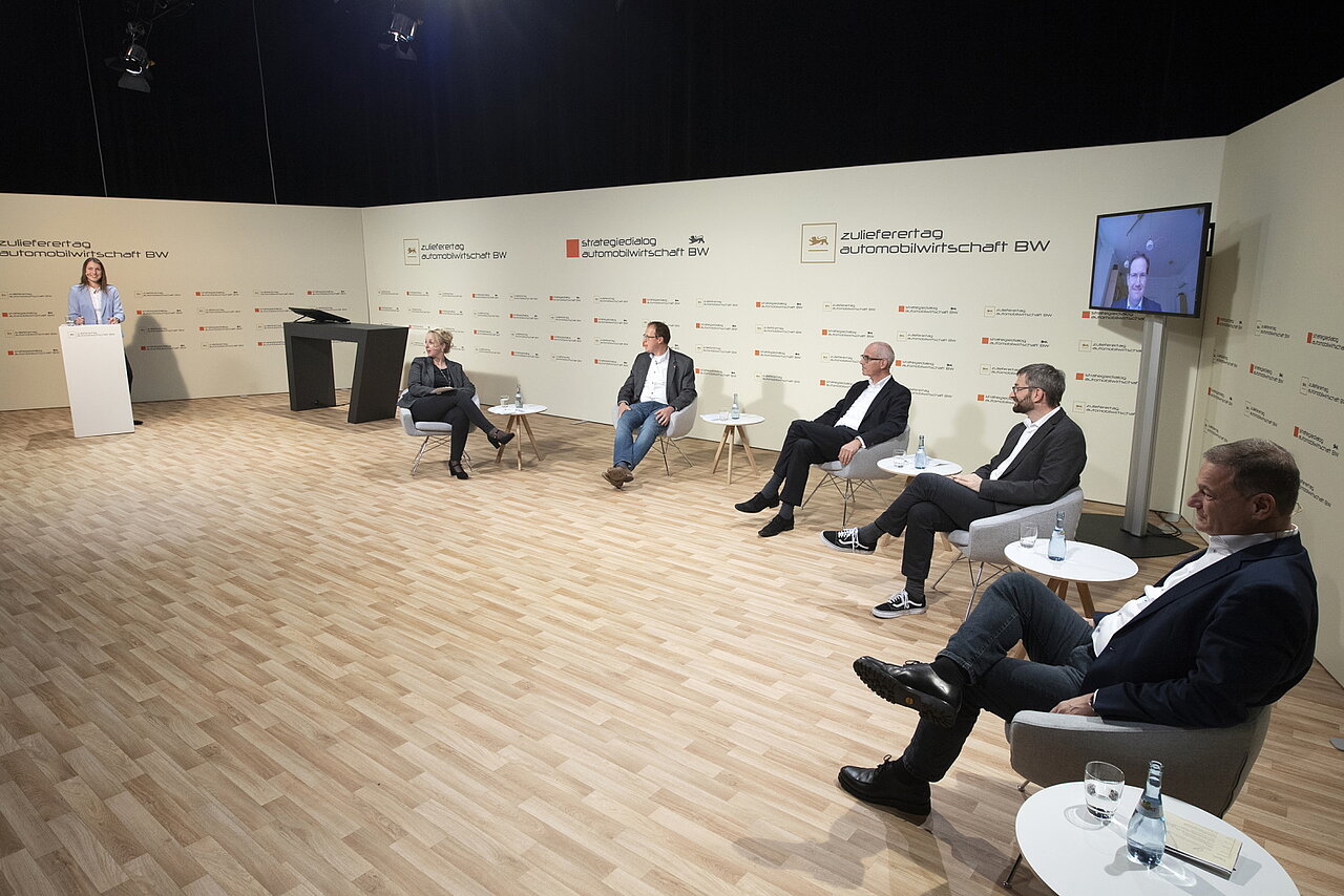 Blick auf die Gäste der Talkrunde des Zulieferertags Automobilwirtschaft BW 2020.