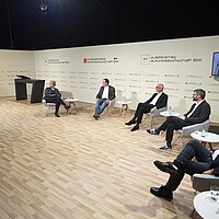 Blick auf die Gäste der Talkrunde des Zulieferertags Automobilwirtschaft BW 2020.