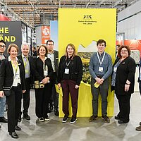 Gruppenfoto mit Heike Passauer, e-mobil BW, mit einem Delegationsbesuch aus Washington State, USA auf der Hannover Messe.