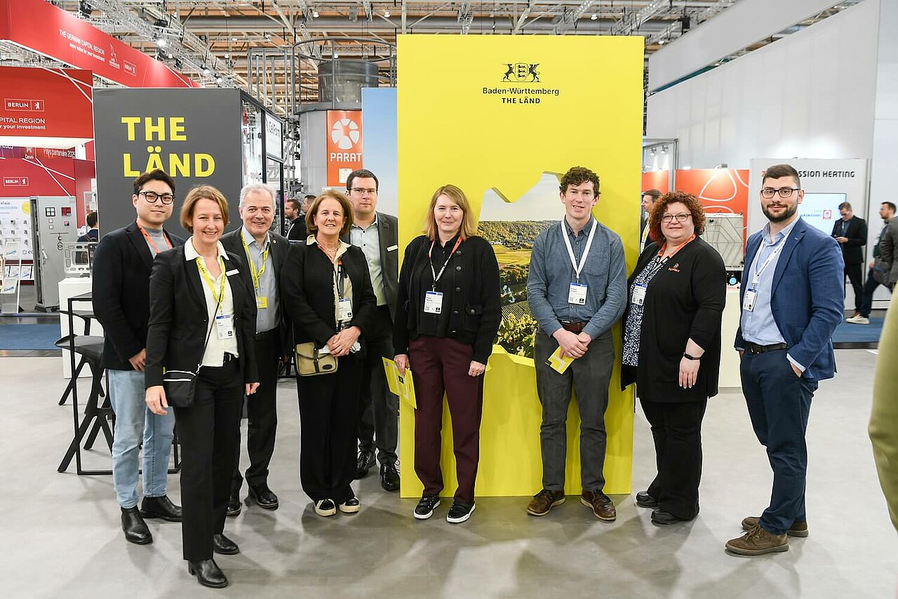Gruppenfoto mit Heike Passauer, e-mobil BW, mit einem Delegationsbesuch aus Washington State, USA auf der Hannover Messe.