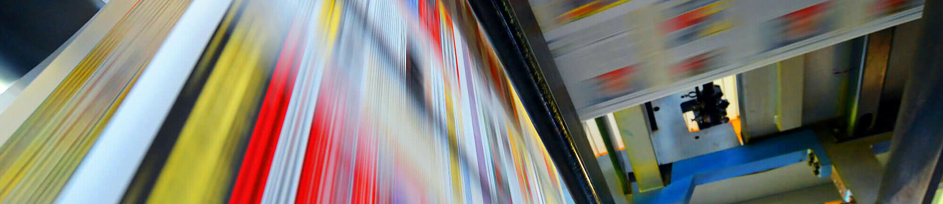 Druckpapier einer Zeitung läuft über eine Walze.