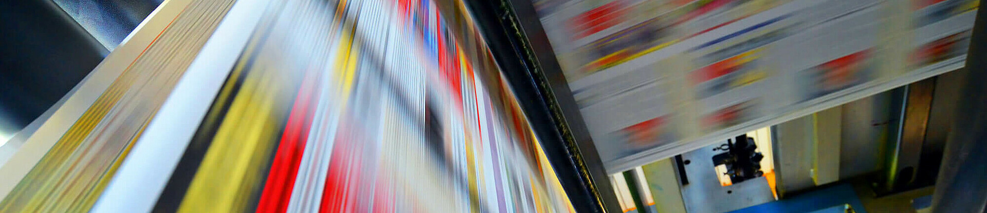 Druckpapier einer Zeitung läuft über eine Walze.