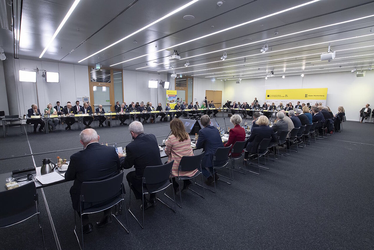 Impressionen vom Top-Level-Meeting beim Strategiedialog Automobilwirtschaft BW, alle Teilnehmenden sitzen in einem Konferenzraum
