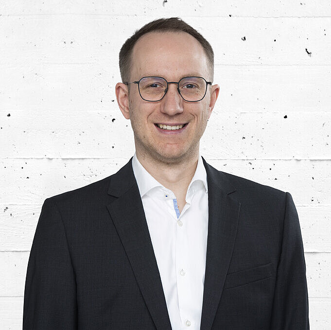 Porträtfoto von Johannes Demer, Mitarbeiter der e-mobil BW GmbH