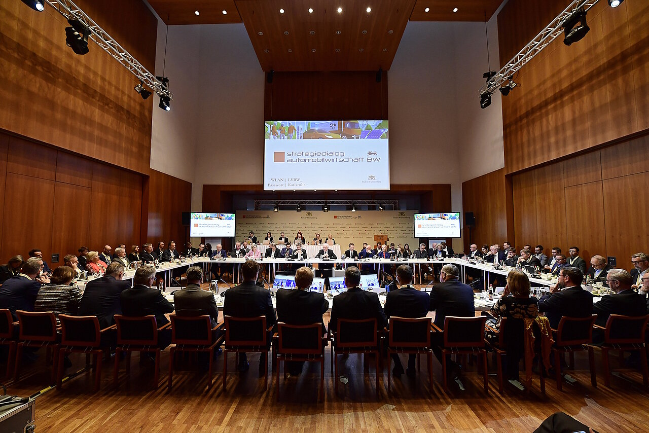 Sicht von vorne auf das Plenum des Top-Levels-Meetings beim siebten Jahrestreffen des Strategiedialogs Automobilwirtschaft BW.