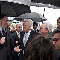 Ola Källenius (Mercedes-Benz Group AG), Ministerpräsident Winfried Kretschmann und Oliver Blume (Porsche AG)