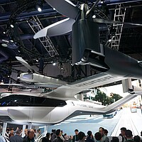 Über den Köpfen der Messebesuchenden stellt Hyundai sein Flugtaxi aus.