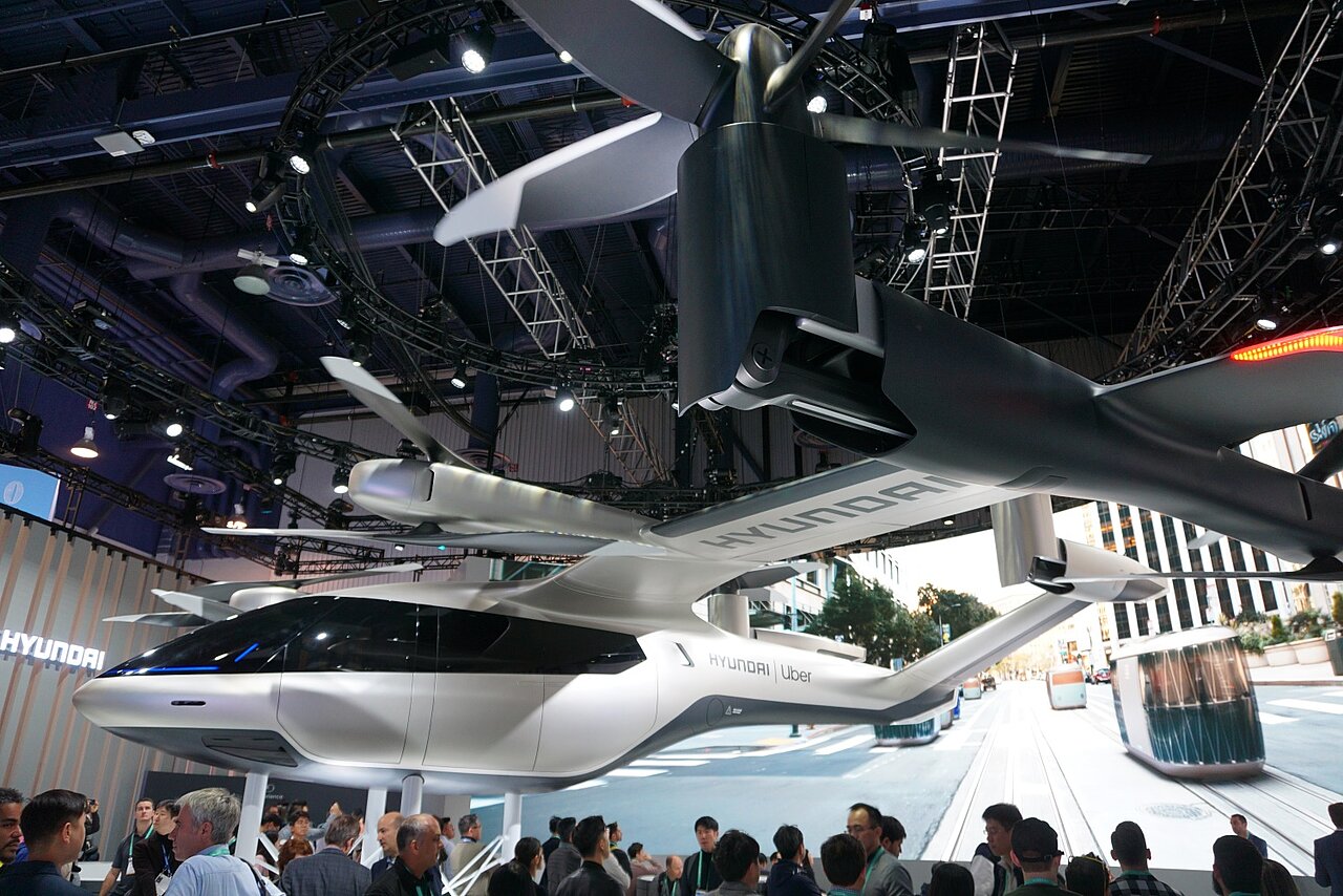 Über den Köpfen der Messebesuchenden stellt Hyundai sein Flugtaxi aus.