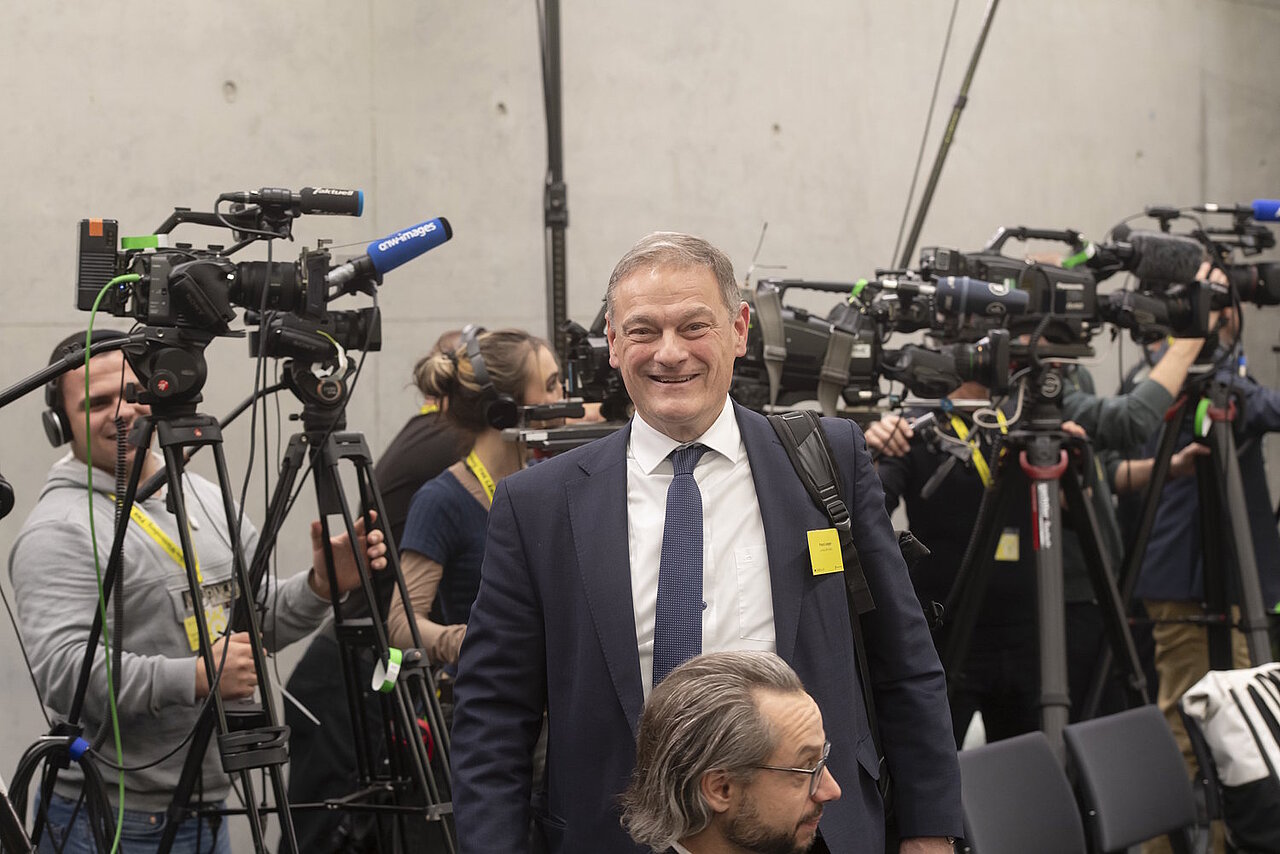 Franz Loogen vor vielen Kameras bei der Pressekonferenz des Strategiedialog Automobilwirtschaft BW