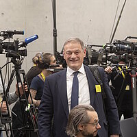 Franz Loogen vor vielen Kameras bei der Pressekonferenz des Strategiedialog Automobilwirtschaft BW