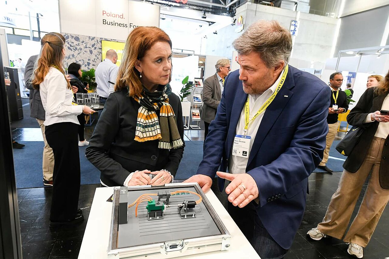 Petra Olschowski, Ministerin für Wissenschaft, Forschung und Kunst des Landes Baden- Württemberg besucht den Stand vom Forschungsinstitut für Kraftfahrwesen und Fahrzeugmotoren Stuttgart (FKFS) auf der Hannover Messe 2025.