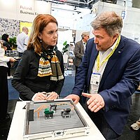 Petra Olschowski, Ministerin für Wissenschaft, Forschung und Kunst des Landes Baden- Württemberg besucht den Stand vom Forschungsinstitut für Kraftfahrwesen und Fahrzeugmotoren Stuttgart (FKFS) auf der Hannover Messe 2025.