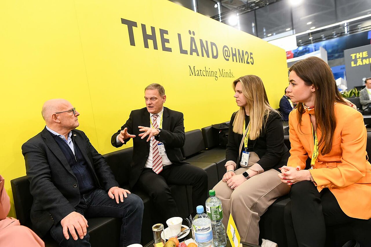 Winfried Hermann, Minister für Verkehr und Infrastruktur des Landes Baden-Württemberg im Gespräch mit Franz Loogen, Geschäftsführer der e-mobil BW GmbH.