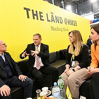 Winfried Hermann, Minister für Verkehr und Infrastruktur des Landes Baden-Württemberg im Gespräch mit Franz Loogen, Geschäftsführer der e-mobil BW GmbH.