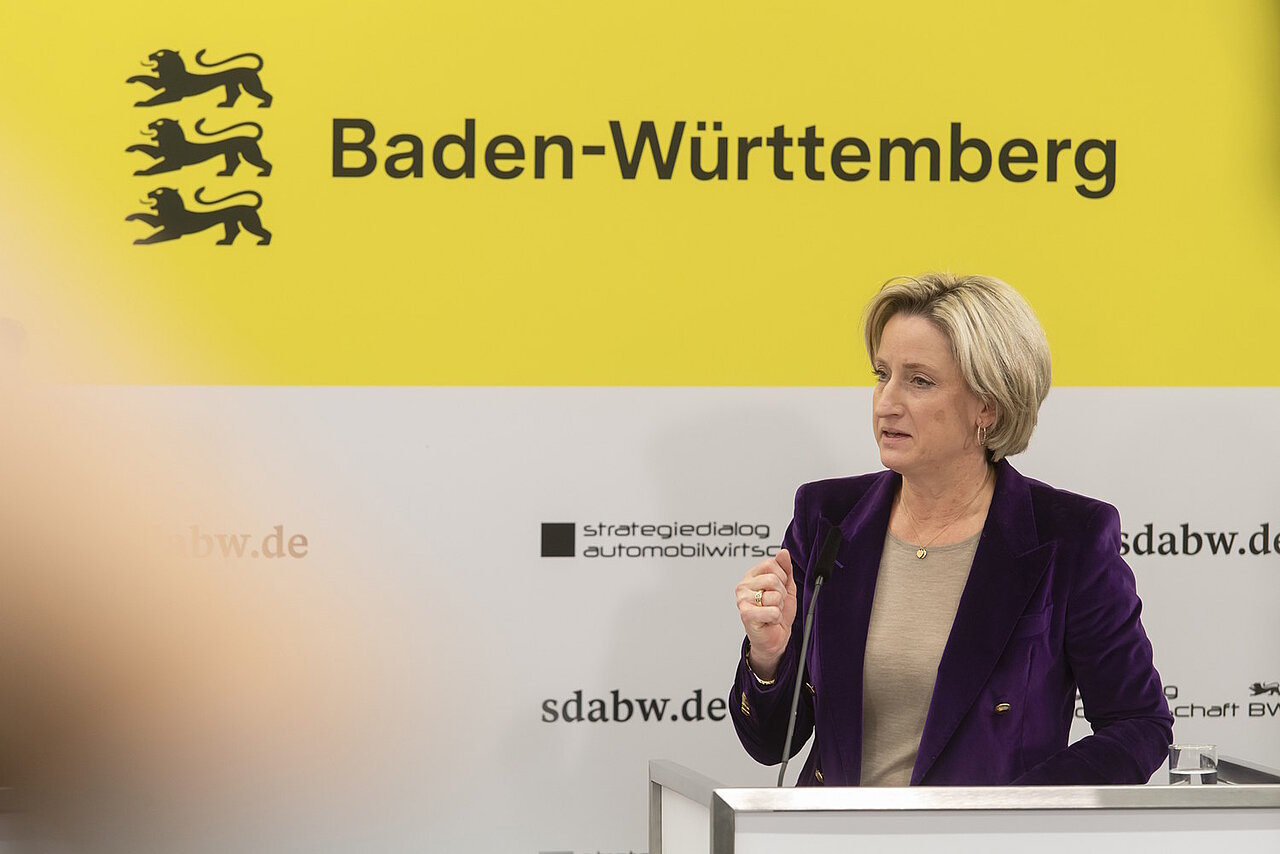 Ministerin Dr. Nicole Hoffmeister-Kraut bei der Pressekonferenz des Strategiedialog Automobilwirtschaft BW vor einer gelben Wand.