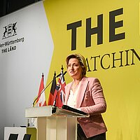 Wirtschaftsministerin Dr. Nicole Hoffmeister-Kraut beim Landesempfang auf der Hannover Messe. Sie steht auf der Bühne und spricht zum Publikum.