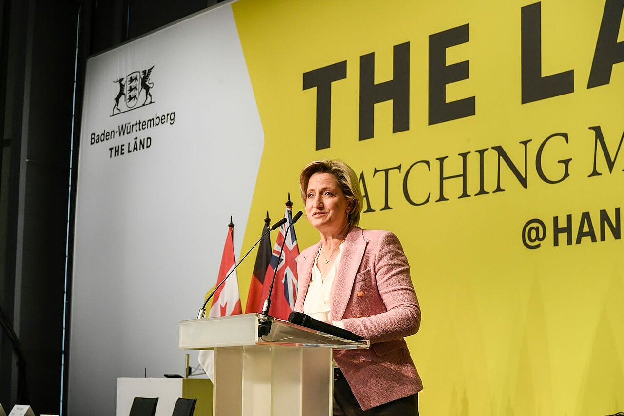 Wirtschaftsministerin Dr. Nicole Hoffmeister-Kraut beim Landesempfang auf der Hannover Messe. Sie steht auf der Bühne und spricht zum Publikum.
