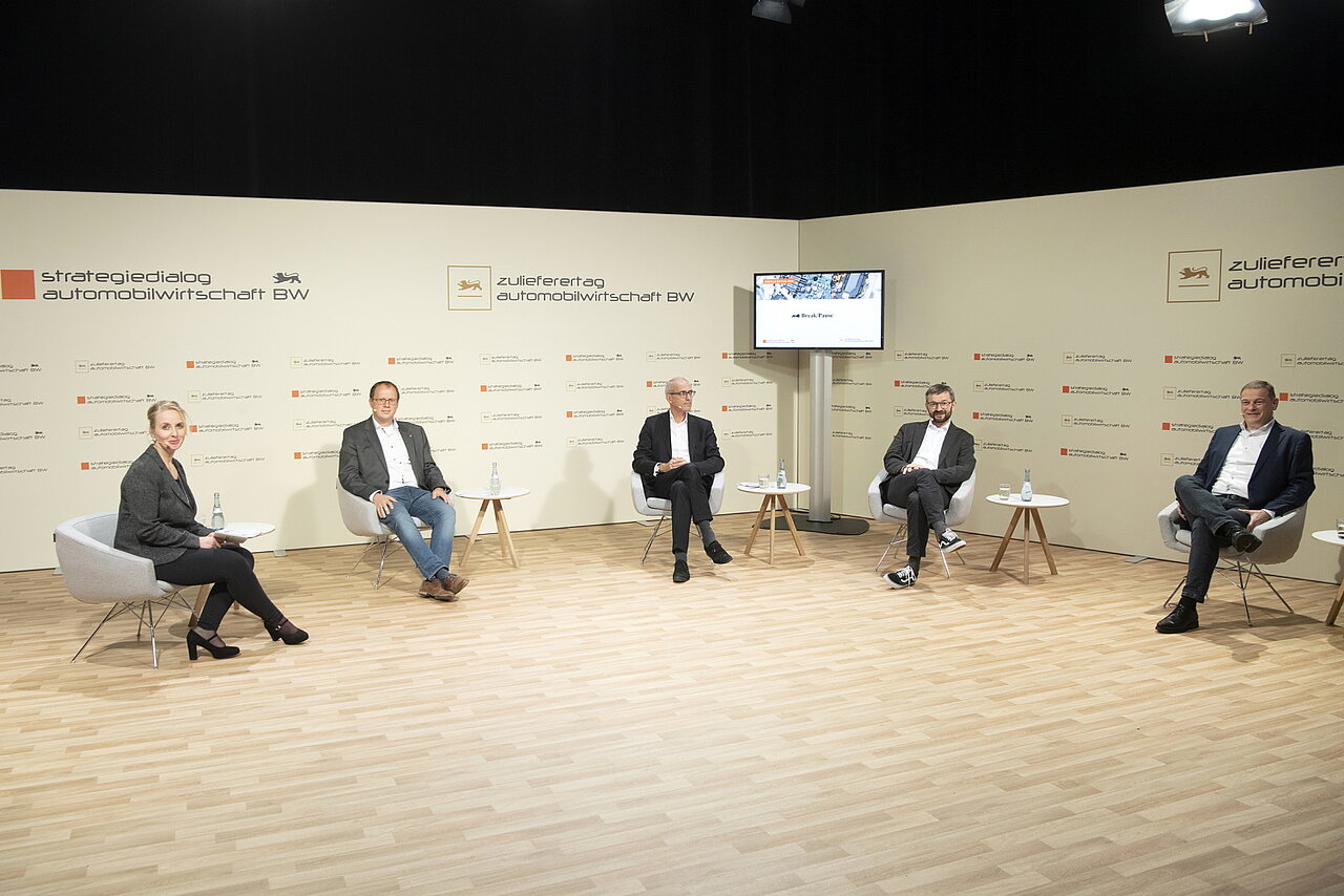Fünf Referent:innen des Zulieferertags Automobilwirtschaft BW 2020 sitzen in einem Halbkreis für eine Diskussionsrunde.