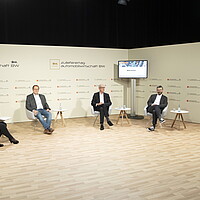 Fünf Referent:innen des Zulieferertags Automobilwirtschaft BW 2020 sitzen in einem Halbkreis für eine Diskussionsrunde.