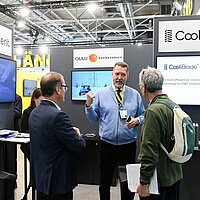 Vertreter einen finnischen Unternehmens auf dem Baden-Württemberg Pavillon auf der Hannover Messe 2025.