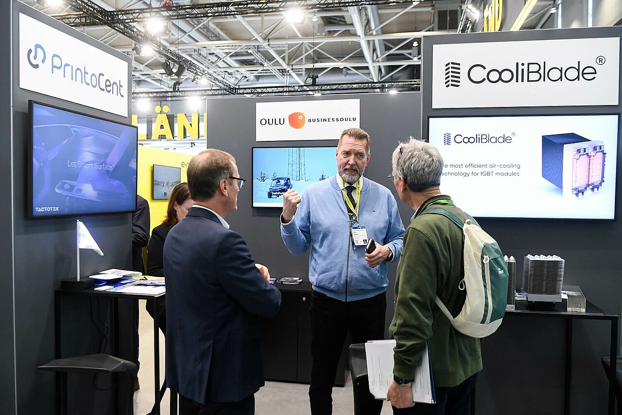 Vertreter einen finnischen Unternehmens auf dem Baden-Württemberg Pavillon auf der Hannover Messe 2025.