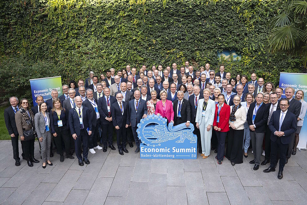 Die Teilnehmer des Wirtschaftsgipfel Baden-Württemberg – EU 2025 stehen als Gruppe zusammen.