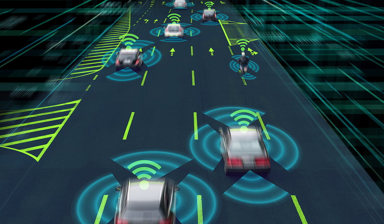 Grafische Darstellung von autonomen und vernetzten Fahrzeugen auf einer Autobahn.