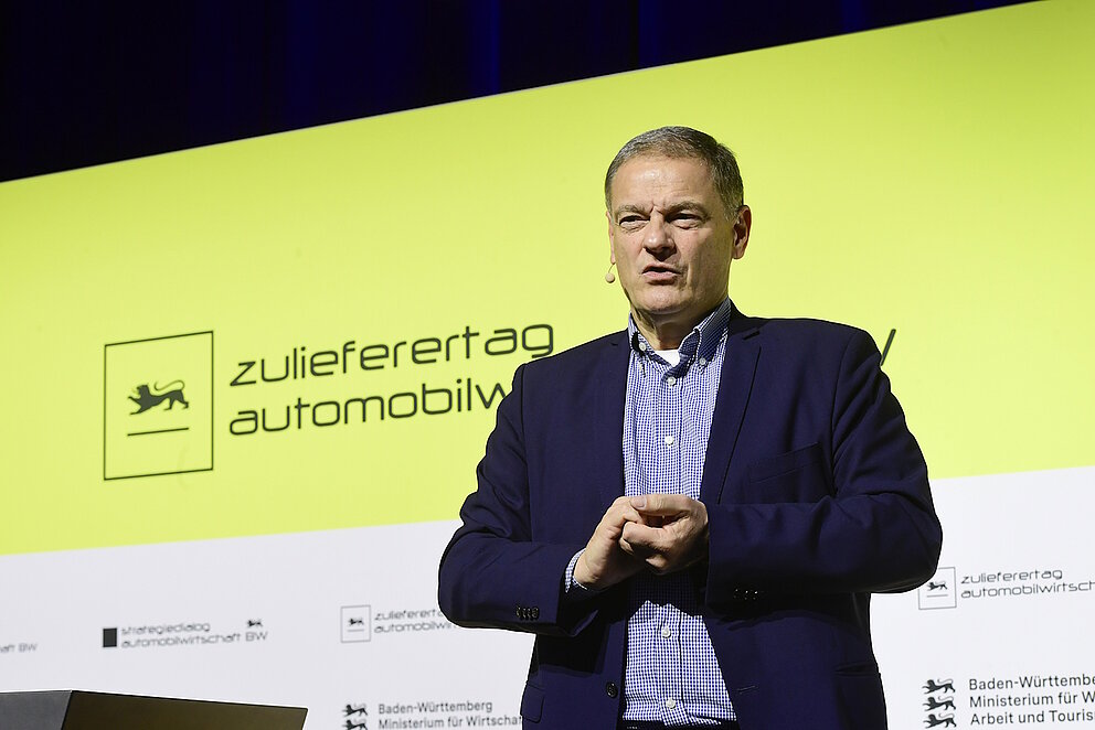 Franz Loogen hält eine Eröffnungsrede auf dem Zulieferertag Automobilwirtschaft BW 2024.