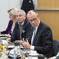 Bundeskanzler Friedrich Merz und weitere Teilnehmer beim Top-Level-Meeting des Strategiedialog Automobilwirtschaft in Stuttgart.