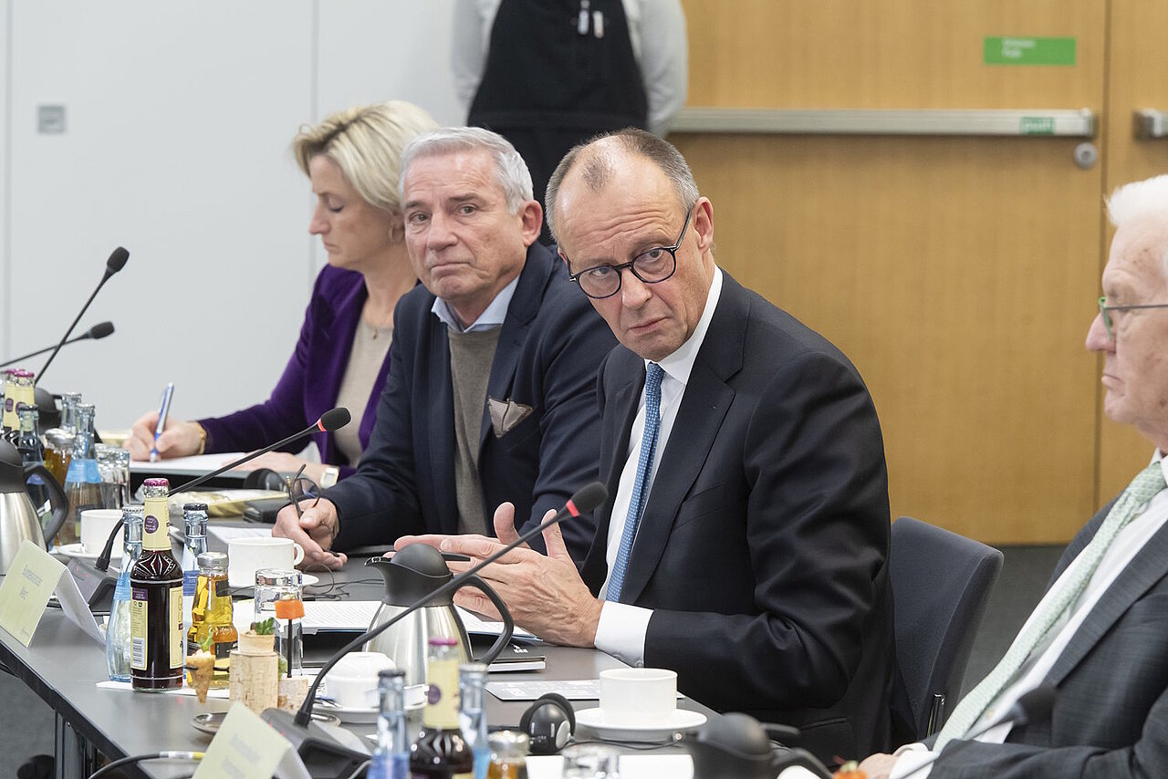Bundeskanzler Friedrich Merz und weitere Teilnehmer beim Top-Level-Meeting des Strategiedialog Automobilwirtschaft in Stuttgart.