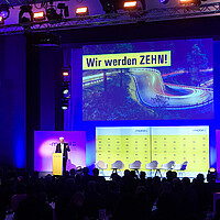 Ein Blick auf die Bühne mit Ministerpräsident Winfried Kretschmann.